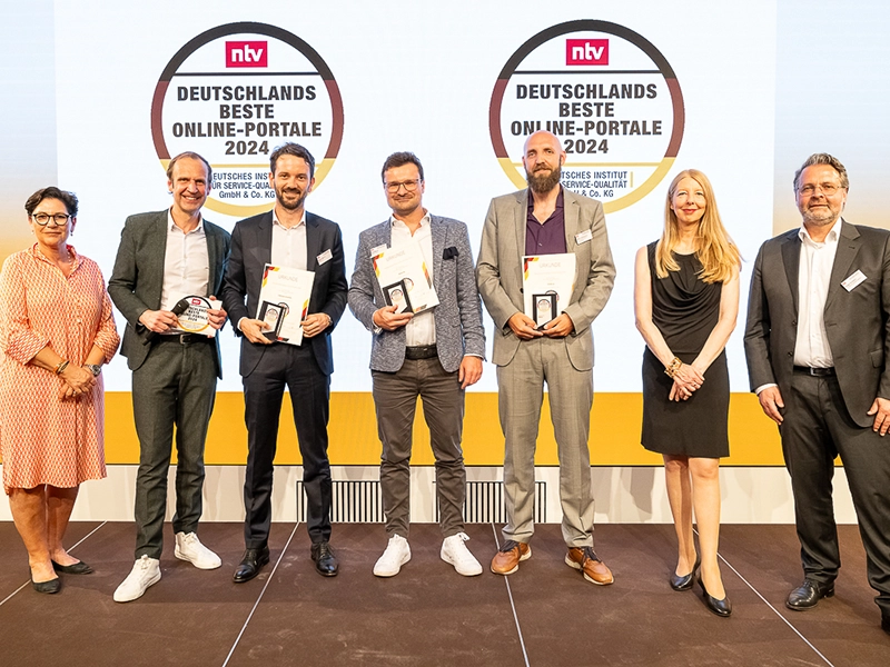 Das Team von UEKREDIT hält den ntv-Award für eines der besten Kreditportale Deutschlands in der Hand