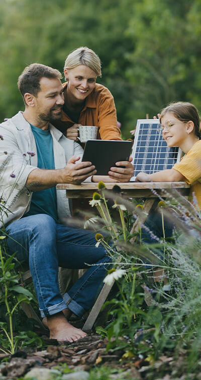 Eine junge Familie sieht sich die Finanzierung ihrer PV-Anlage an