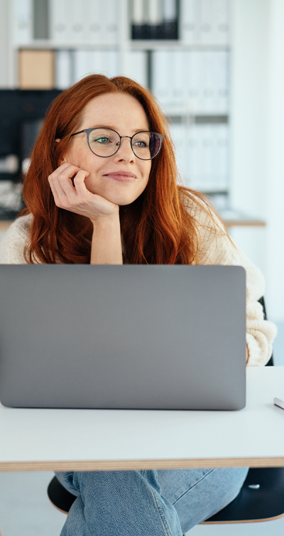 Eine junge Frau freut sich über die ideale Finanzierung, die sie mittels Modernisierungskredit erhalten hat