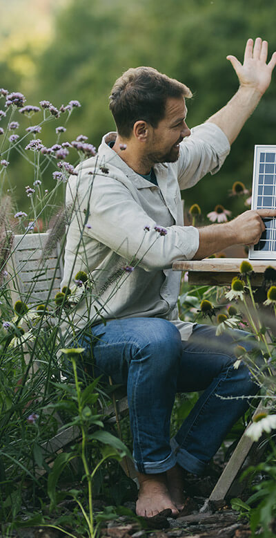 Ein Vater erklärt seiner Tochter eine PV-Anlage