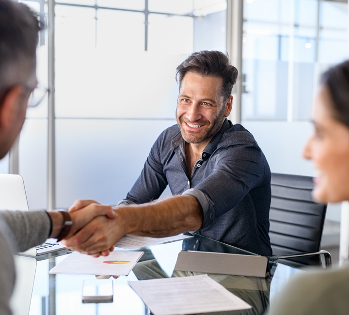 Ein Finanzvermittler geht mittels Handschlag, eine Partnerschaft mit UEKREDIT ein